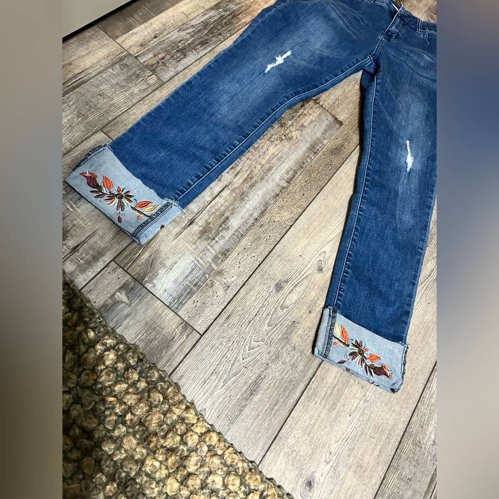 Angel + Premium Stretch Jeans Kim Fit style, featuring embroidered cuffs floral - Picture 2 of 6